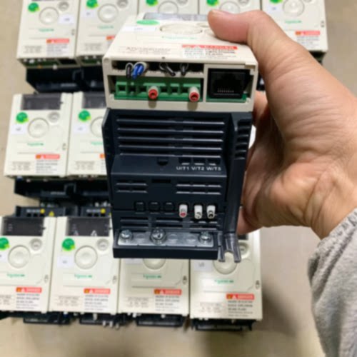 议价施耐德变频器ATV12H055M2/212 kw单相电机调速器220v转三相控