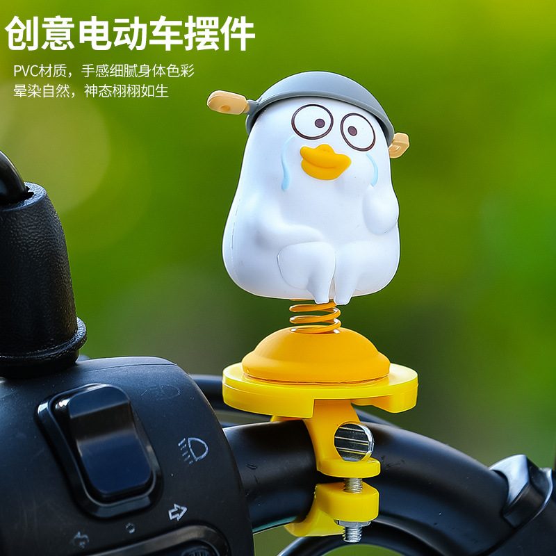 网红刘小鸭电动车摆件汽车用品乐摆件骑行摩托车装饰自行车摇摇小