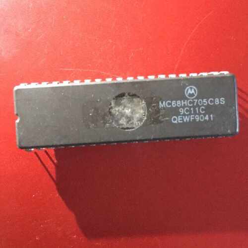 溢价- MC68HC705C8S 实物如图