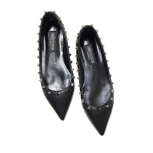 v家铆钉尖头平底单鞋女2026夏新款真皮浅口柳丁平跟百搭经典船鞋