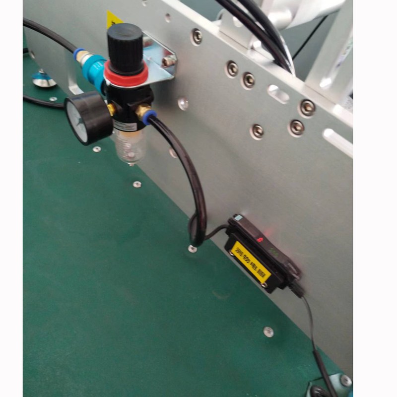 半自动圆瓶贴标机高精度精确度高高效快速贴标操作自动贴标机