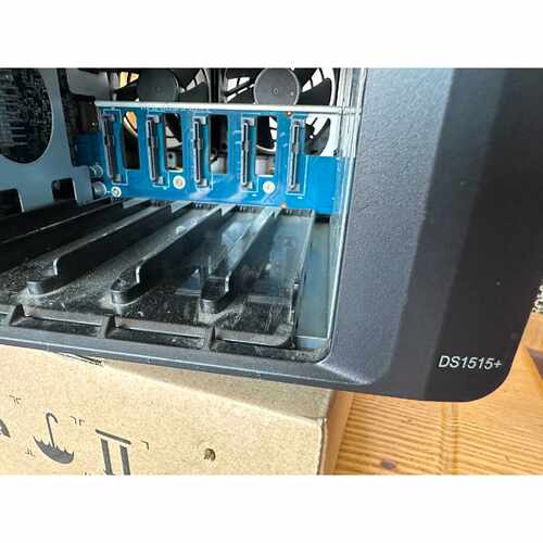 议价出售单位下来DS1515一台能通电点其它不会测试.没有维修