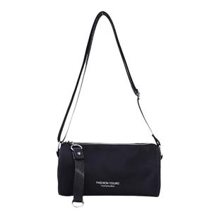 小众包包2026新款潮时尚运动单肩斜挎包女包百搭休闲尼龙布圆筒包