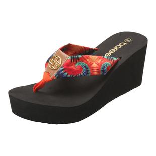 宝人波西米亚丝绸人字拖女2025夏季新款坡跟凉拖鞋增高夹脚凉鞋