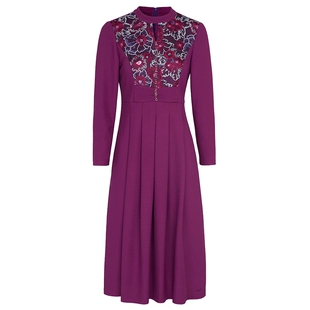 马天奴2025秋冬新款玫红色绣花连衣裙子镂空领收腰长袖气质复古女