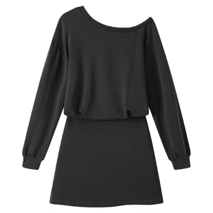 黑色斜肩连衣裙女设计感小众卫衣裙露肩短款休闲绝美长袖冬天新款