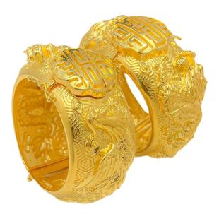 新中式浮雕龙凤呈祥手镯女款仿真黄金镯子婚礼三金摆台拍摄道具