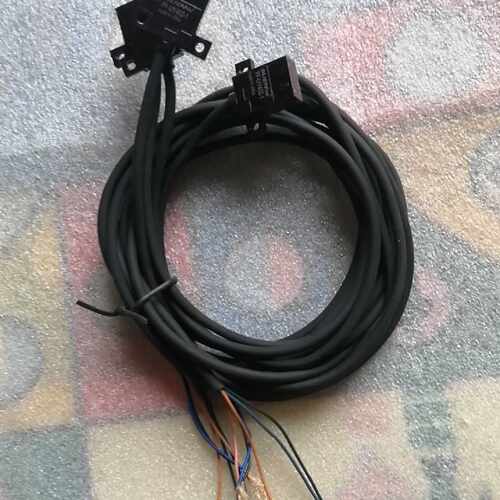 咨询后拍SUENW  FF-UY402-1传感器4个，打包出，线长0