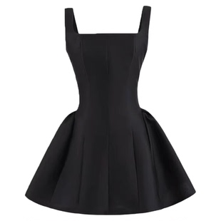 黑色吊带连衣裙女短款夏日绝美小裙子特别漂亮掐腰套装小黑裙千金