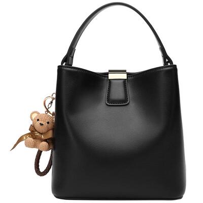 稻草人简约时尚水桶包小熊挂饰包