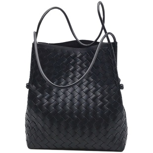 包包2023新款潮牛皮编织单肩包大容量真皮女水桶包大包托特腋下包