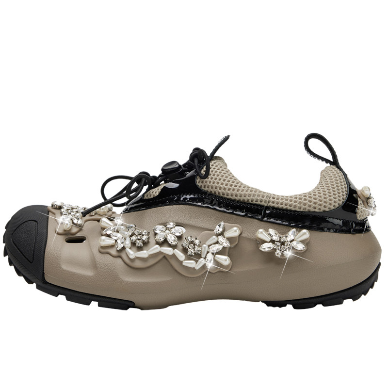 商场同款珍珠水钻洞洞鞋
