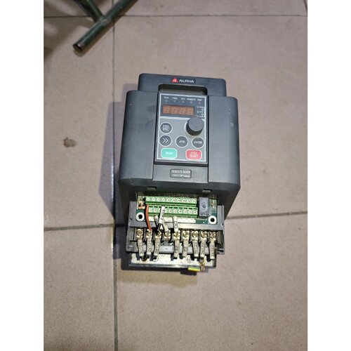 询价下单阿尔法7000E变频器4/5.5KW，实物图，外观有些划痕，