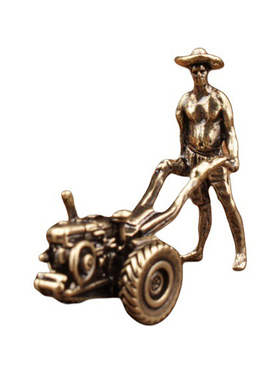 纯铜开拖拉机的农民农村老物件