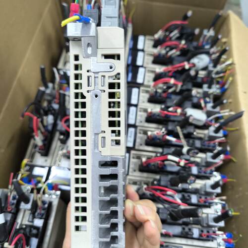 【询价】安川7系400W驱动，年份新，成色好，SGD7S-2R8A0适用
