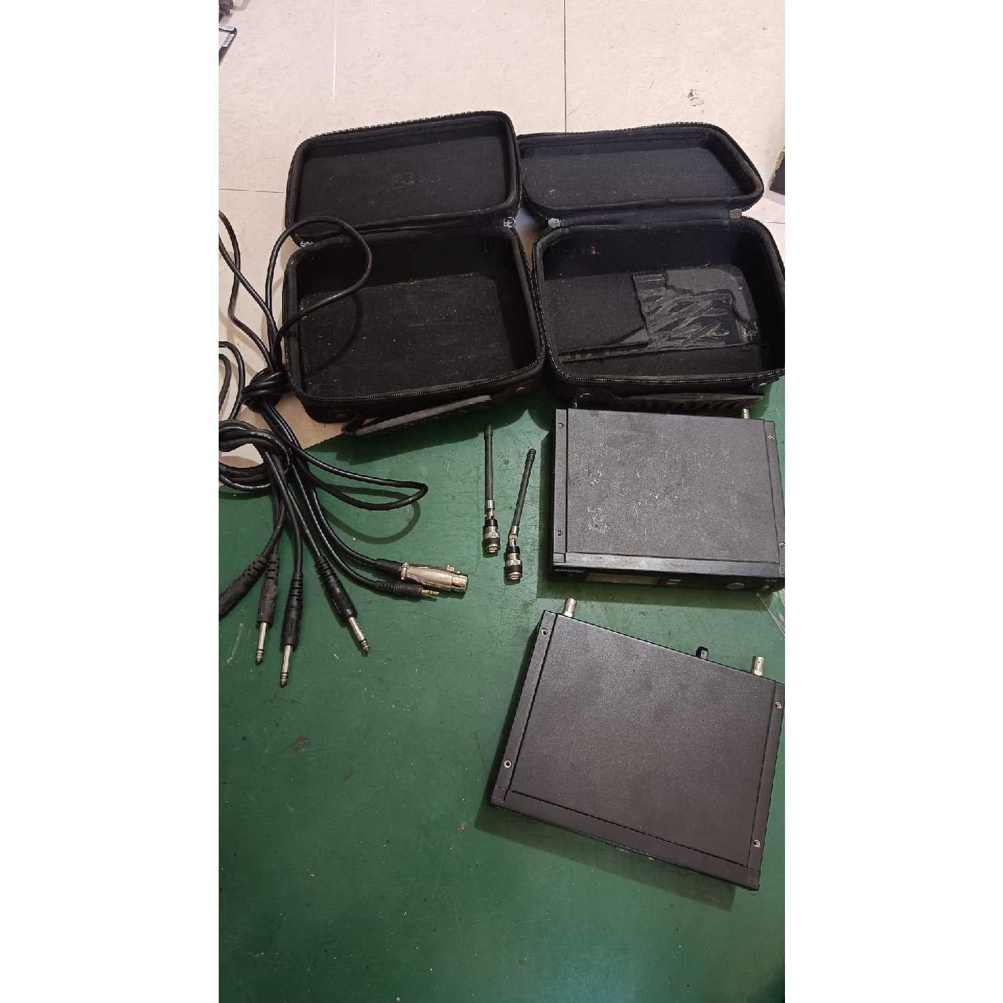 议价舒尔SLX4无线话筒接器,有两台功能正常,。带包,