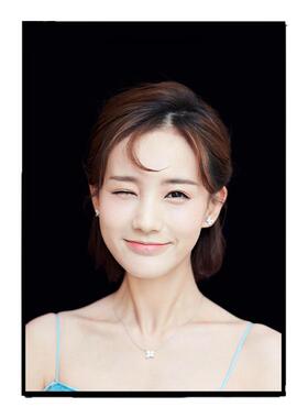 李一桐海报2025全新美女明星写真