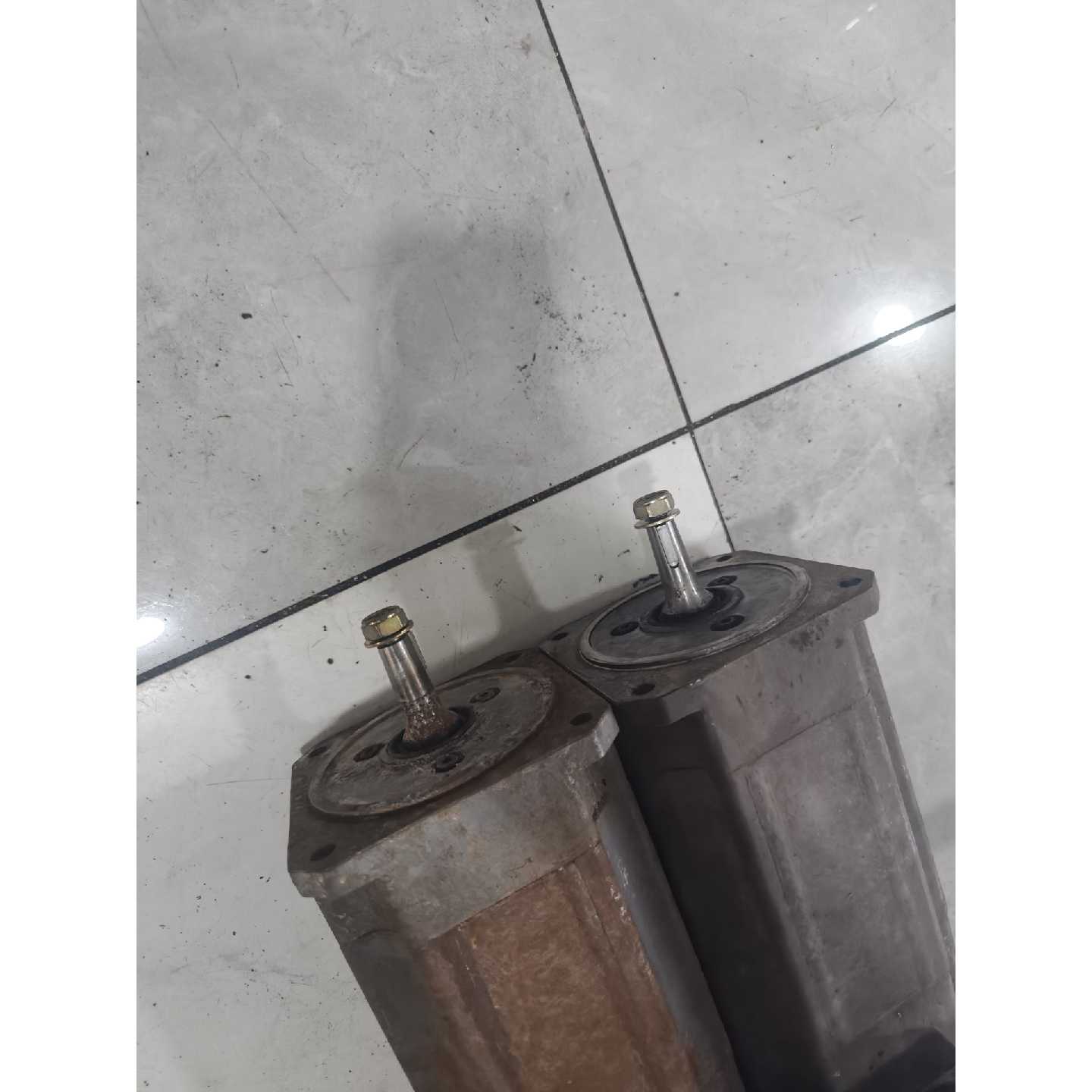 议价三菱伺服电机两台