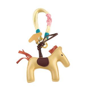 潮款新年皮革长马挂件短款手绳适用于手机壳高级感可爱女款学生包挂饰防丢手机链通用钥匙扣ccd相机便携挂链