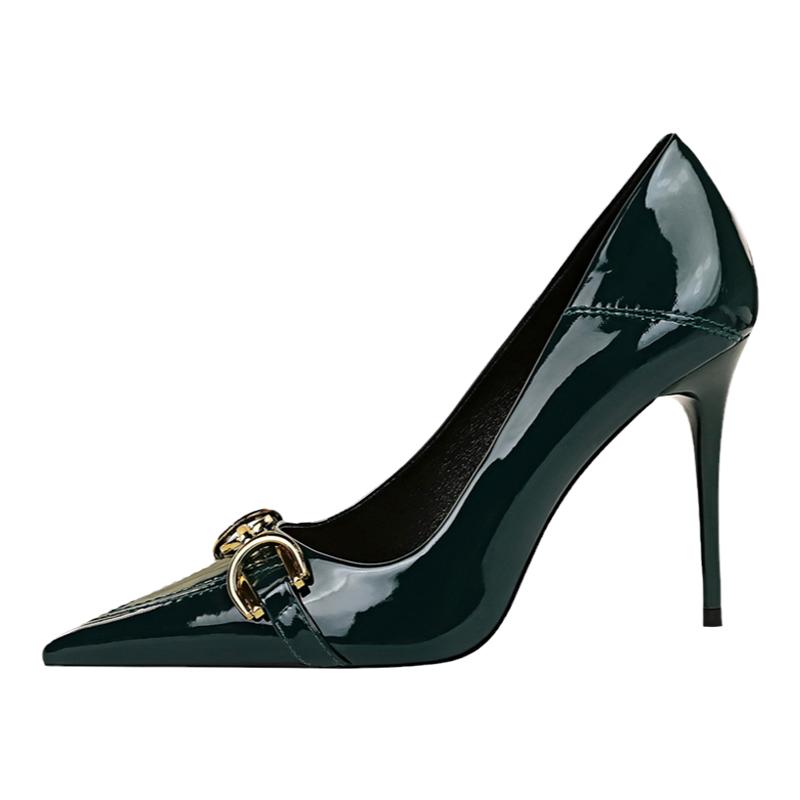 欧美高跟鞋女婚鞋细跟亮面漆皮浅口尖头金属扣宴会晚礼服大码单鞋
