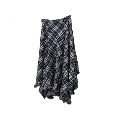 今天的氛围感是格子半裙给的~