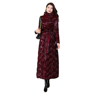酒红色亮面羽绒服女2024冬季新中长款过膝高端奢华修身白鸭绒外套