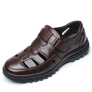 夏季男士休闲真皮凉鞋中老年人透气沙滩防滑镂空爸爸包头凉皮鞋男