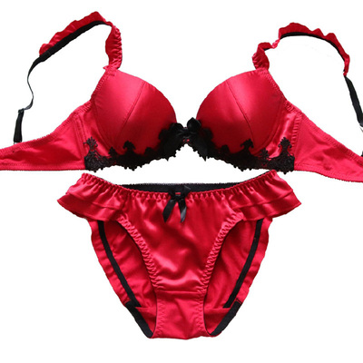 舒适无钢圈缎布水溶花文胸套装