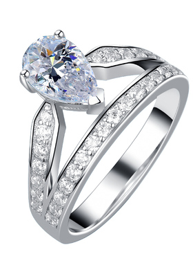 卓蝶珠宝水滴形莫桑石镀金钻戒