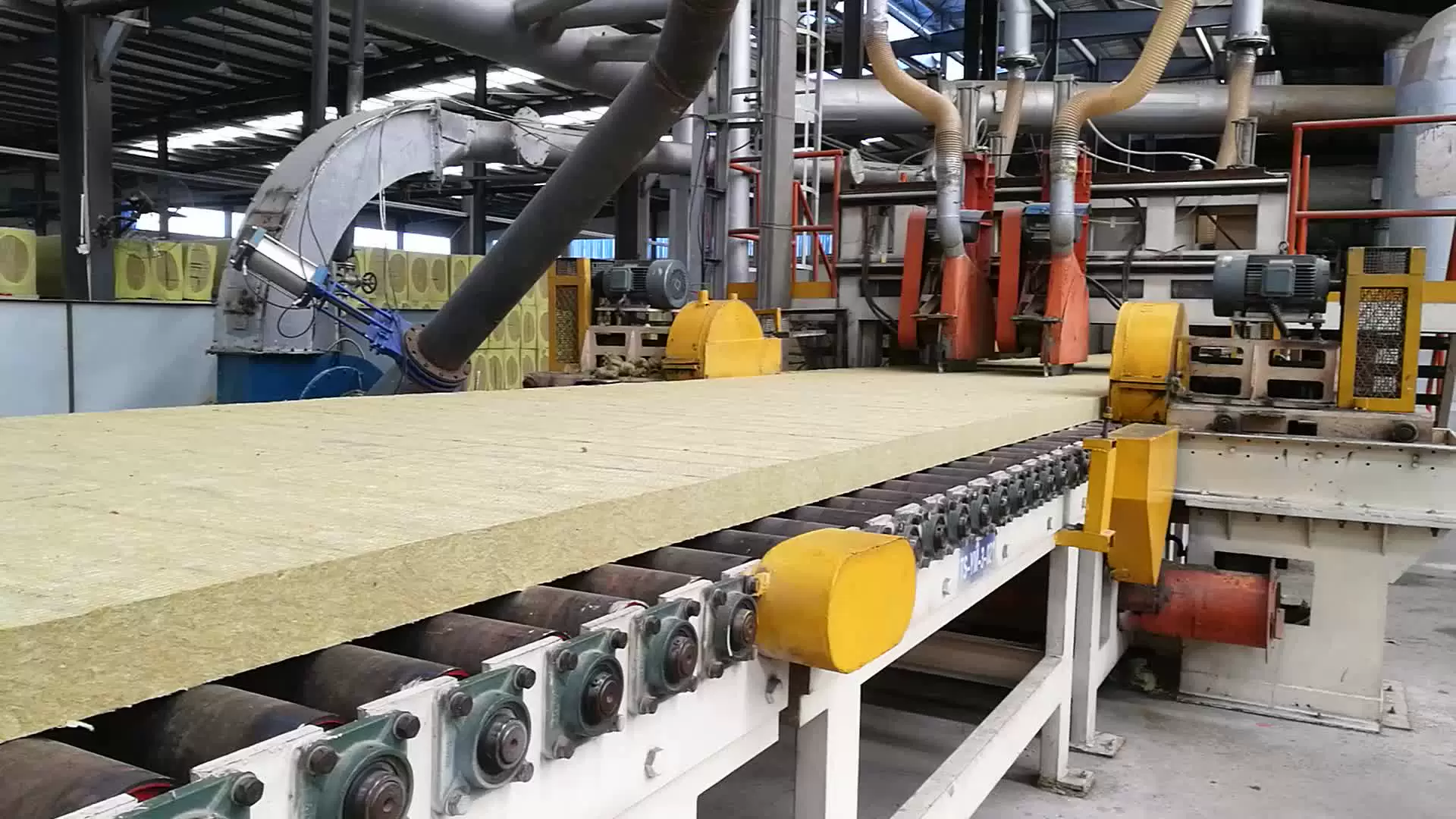 производство стройматериалов. завод минеральной ваты. линия для производства ваты. завод минеральной ваты. производство теплоизоляционных материалов.