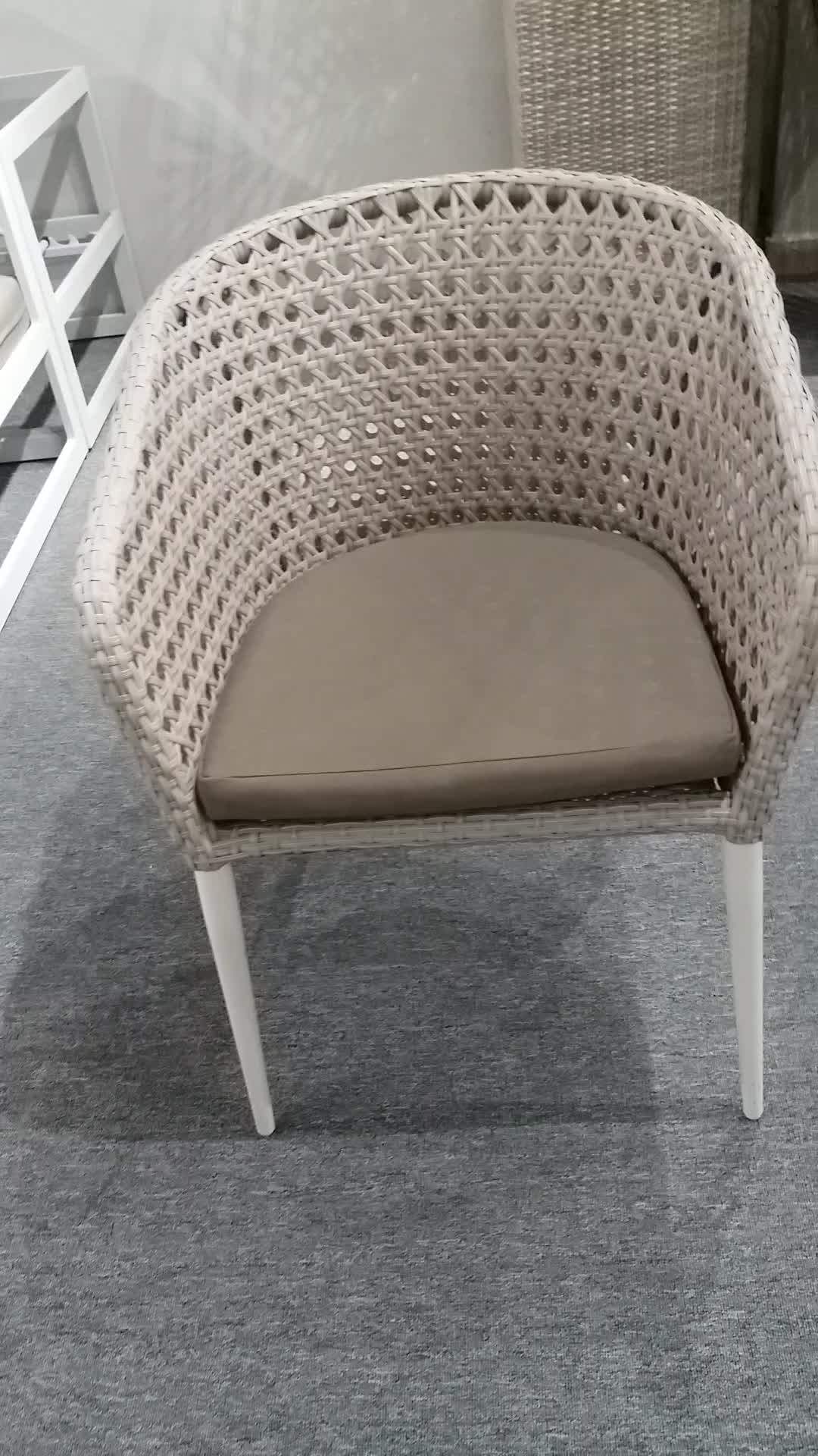 China Manufacturer Cafe Restaurant Hotel Patio Outdoor Rattan Table And