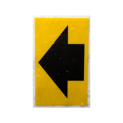 箭头指示贴黄色管道标识