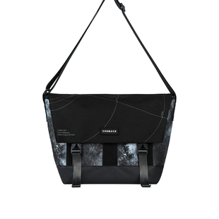 COMBACK时尚男士斜挎包男星空创意邮差包潮流背包单肩包学生书包