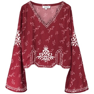 民族风春夏季上衣2026新款女装云南沙漠度假喇叭袖刺绣红色雪纺衫