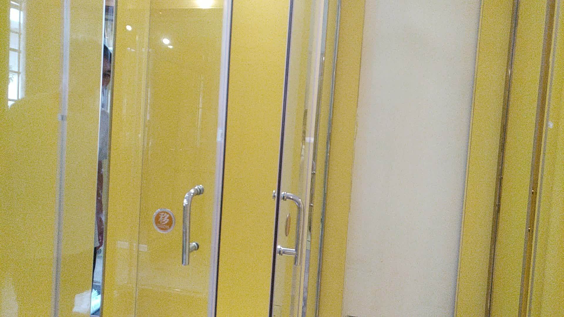 Зачем клеят желтые круги на стеклянные двери