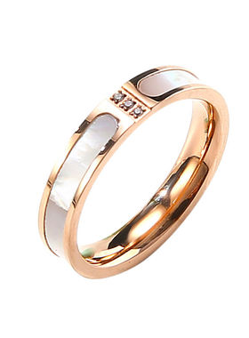 白贝壳镶钻钛钢玫瑰金时尚风戒指