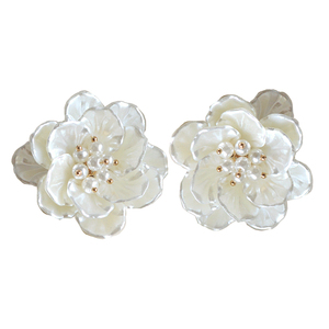 《白浅栀子花》手工白色立体夸张花朵耳钉优雅度假花瓣耳环胸针