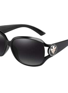 圆脸方脸中年女士开车司机太阳镜