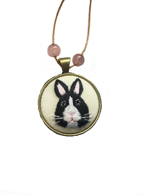 原创手工刺绣生肖可爱兔子项链复古草莓晶女士长毛衣链可调节长短
