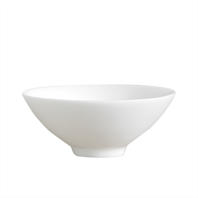 高温烧制，瓷质坚密，温润如玉