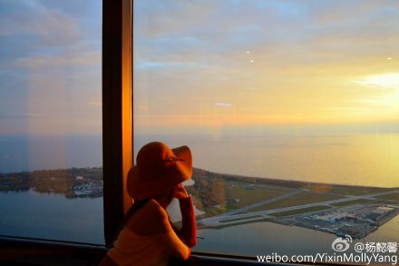 《​在加拿大国家电视塔，看安大略湖被染上夕阳的明媚》