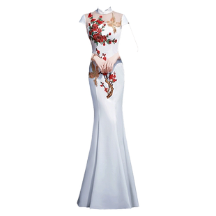 紫缘萱中式长款旗袍鱼尾晚礼服白色刺绣宴会模特团队走秀演出服女