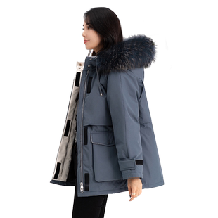 雪中飞秋冬保暖收腰女大毛领短款派克风大口袋加厚羽绒服外套