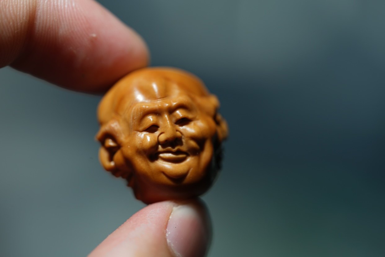 喜怒哀乐背云吊坠