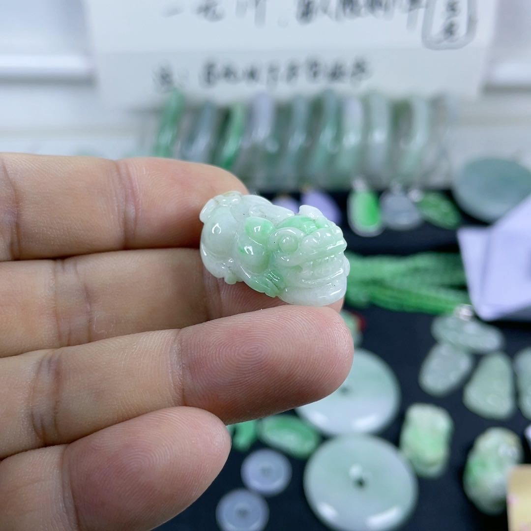 白底青翡翠貔貅