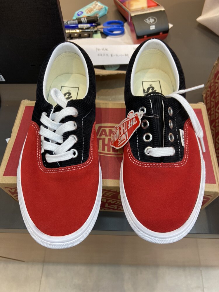 vans黑红拼接翻毛皮低帮滑板鞋