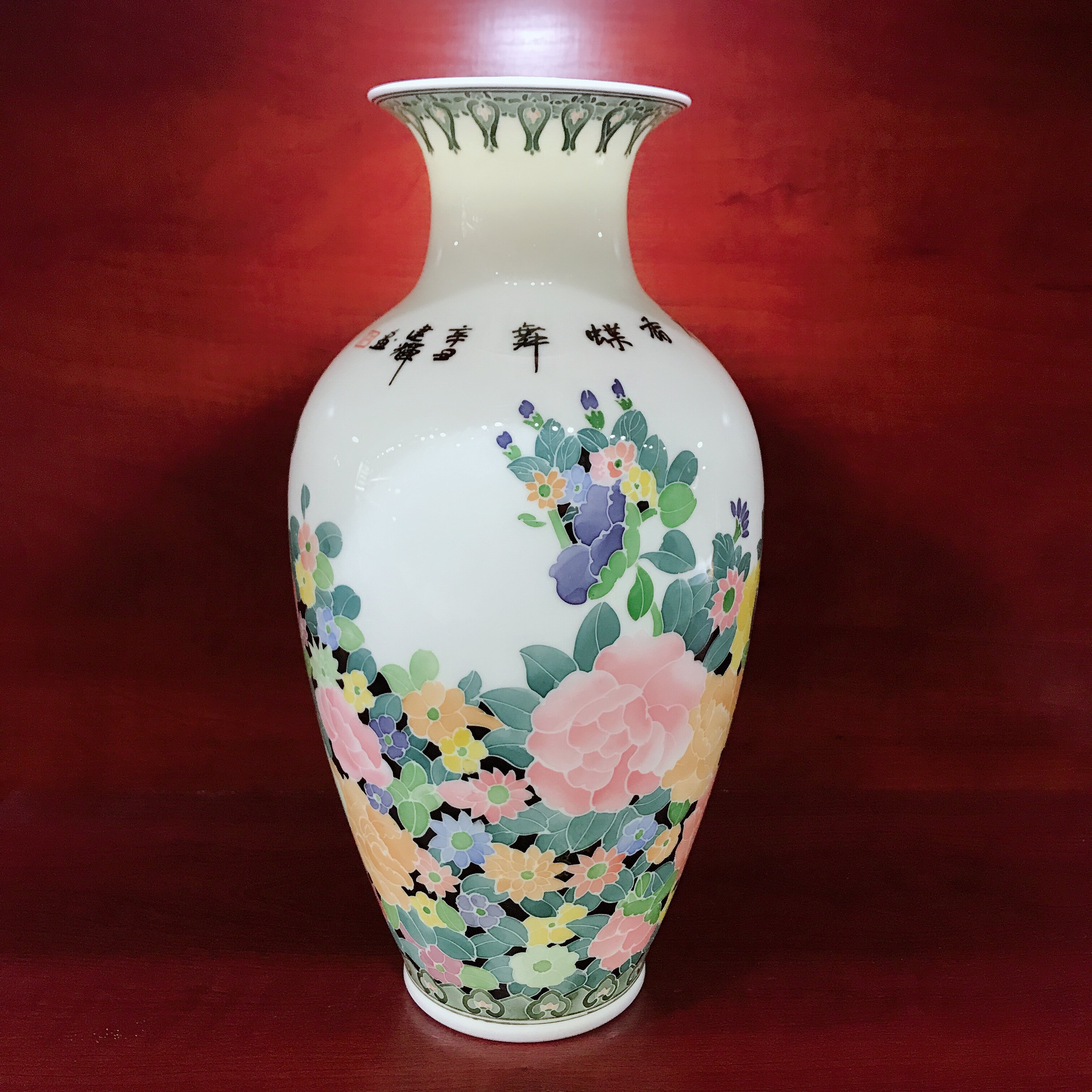 醴陵釉下五彩瓷手绘花瓶dfo高度约36.5cm瓶身有作者签名 花香蝶舞