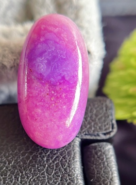 「玺玲珑」蜜桃粉奶昔樱花舒俱来 玉化老料苏纪石裸石戒面吊坠