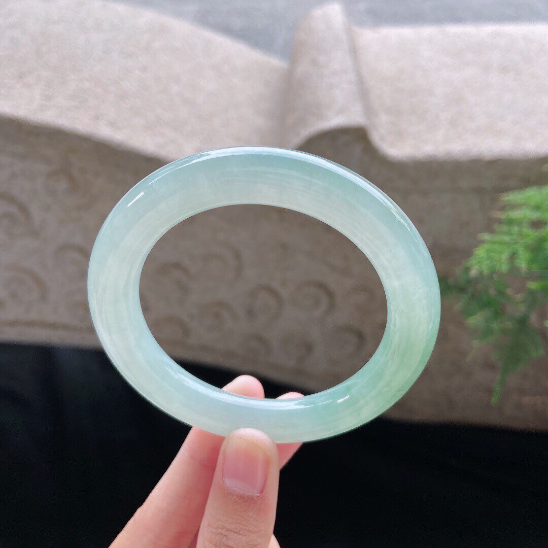 翡翠糯冰晴绿圆条,起胶,细腻,水润,色素阳绿,无裂纹,有棉线