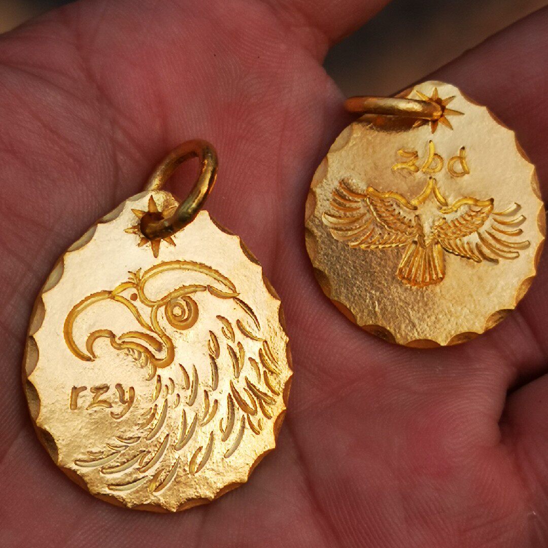 纯金来图定制新款古法手打高桥来料加工印第安菊地健风格金饼吊坠